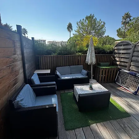 Grand Avec Terrasse, Piscine Et Parking Privé *