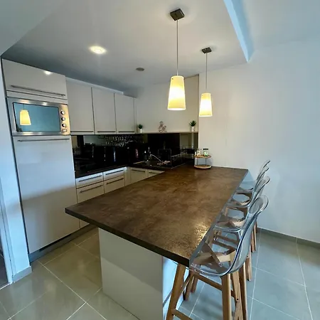 Grand Avec Terrasse, Piscine Et Parking Privé Mandelieu