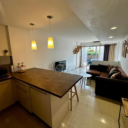 Appartement Grand Avec Terrasse, Piscine Et Parking Privé *