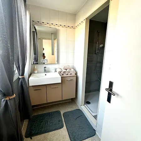 Grand Avec Terrasse, Piscine Et Parking Prive